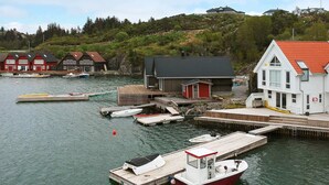 Un pueblo costero con casas, muelles y barcos.