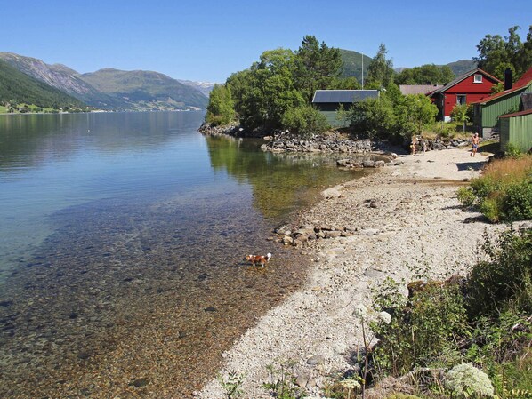 House | Beach - 10 Person Holiday Home in Skei i Jolster (Sunnfjord)