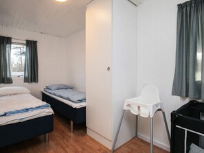4 bedrooms, cribs/infant beds