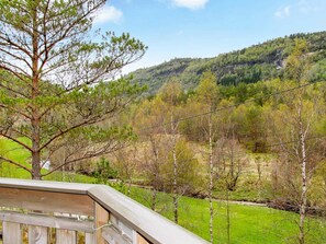 Property grounds - 4 Person Holiday Home in Leirvik i Sogn (Hyllestad)