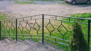 Eine Treppe mit Metallgeländer, das zu einer höheren Ebene führt.