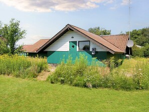 A single-story house with a sloped roof, a satellite dish, and a window. - 6 Person Holiday Home in Skibby (Skibby)
