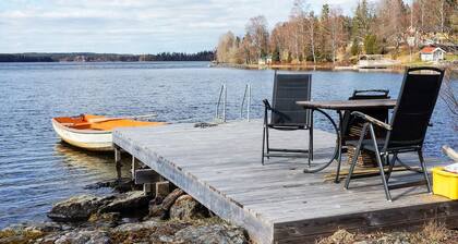 Charming Cottage by Sjunnaryd Lake