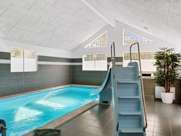 Una piscina techada, una piscina al aire libre