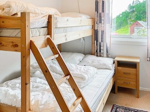 House | 5 bedrooms, individually furnished - 9 Person Holiday Home in Reksteren (Tysnes)