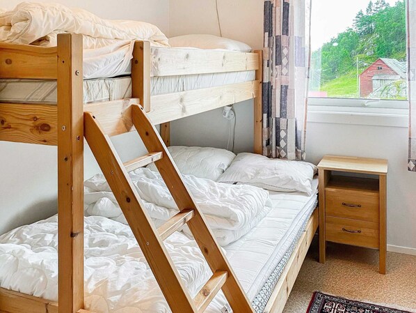 House | 5 bedrooms, individually furnished - 9 Person Holiday Home in Reksteren (Tysnes)