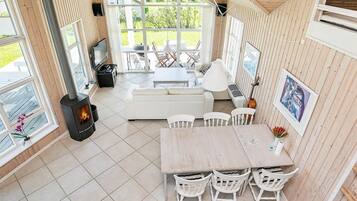 3 bedrooms, cribs/infant beds