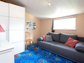 2 bedrooms, cribs/infant beds