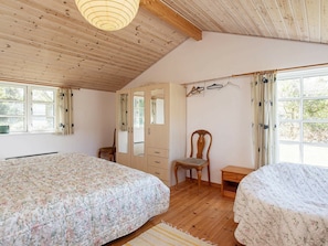 2 bedrooms, cribs/infant beds