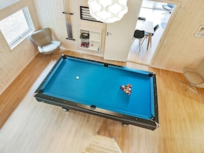 A pool table with a white cue ball, a set of pool cues, and a rack of billiard balls. - Luxury Beach Retreat - By Traum Ferienwohnungen (Tisvildeleje)