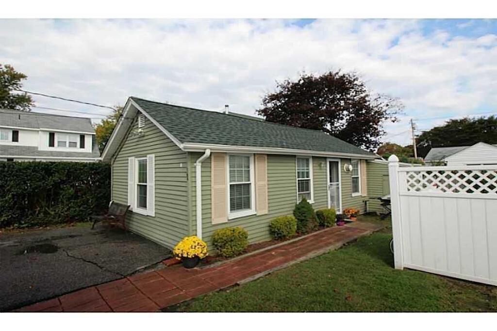 Cute cottage  just steps to beautiful Scarborough beach