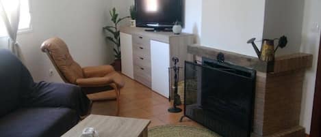 TV, fireplace