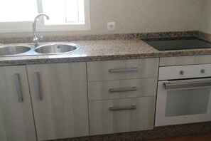 Mikrowelle, Wasserkocher mit Kaffee-/Teezubehör