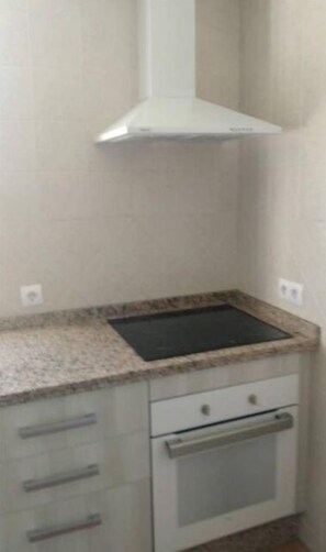 Micro-ondas, cafeteira/chaleira, talheres/pratos/utensílios de cozinha