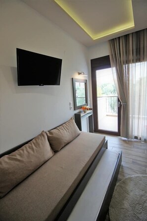 In-room safe, free WiFi, bed sheets