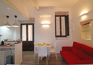 Studio | Living area | 32-inch LCD TV with digital channels, TV - Residenza Zonza (La Maddalena)