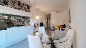 Estudio, balcón | Área de sala de estar | Televisión LCD de 32 pulgadas con canales digitales y televisión 