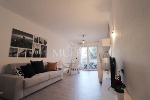 Studio, parveke | Oleskelualue | 32–tuumainen LCD-televisio, jossa digitaalikanavat
