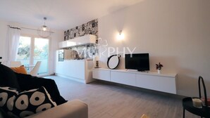 Estudio, balcón | Área de sala de estar | Televisión LCD de 32 pulgadas con canales digitales y televisión 