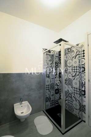 Studio, balkon | Kamar mandi | Shower, pengering rambut, kloset, dan handuk