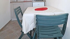 Apartamento, 1 quarto, varanda, vista parcial para o mar | Cozinha americana privada