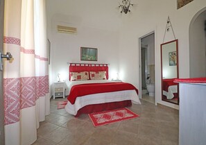 Appartamento, 1 camera da letto, patio, vista mare parziale | 1 camera, Wi-Fi gratuito, lenzuola