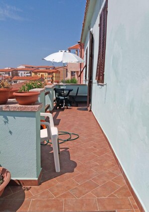 Apartment, 1 Schlafzimmer, Terrasse, eingeschränkter Meerblick | Terrasse/Patio