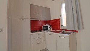 Studio, Balcony | Private kitchen | Coffee/tea maker, full-size fridge, microwave, stovetop - Spargiotto (La Maddalena)