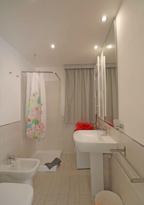 Studio, balcon | Salle de bain