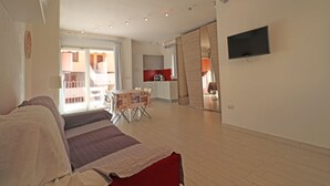 Studio, Balcony | Living area | 32-inch flat-screen TV with digital channels, TV - Spargiotto (La Maddalena)