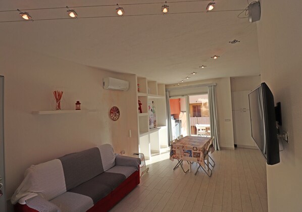 Studio, Balcony | Living area