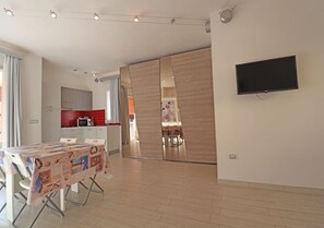 Studio, balcon | Restauration dans la chambre