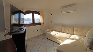 Apartamento, 2 habitaciones, balcón, vistas parciales al mar | Zona de estar | Televisión de pantalla plana de 32 pulgadas con canales digitales