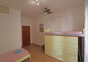 Apartamento, 2 habitaciones, balcón, vistas al mar | 2 dormitorios y ropa de cama