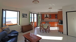 Apartamento, 3 quartos, sacada, vista para o mar | Cozinha privada | Cafeteira/chaleira, geladeira grande, fogão, cooktop