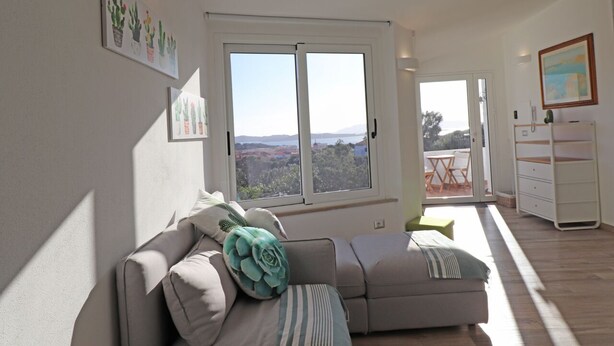 Appartement, 2 chambres, terrasse, vue partielle sur la mer | Aire de séjour | Téléviseur à écran plat de 32 po avec télévision numérique, téléviseur