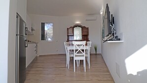 Appartement, 2 chambres, terrasse, vue partielle sur la mer | Repas dans la chambre