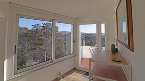 Appartement, 2 chambres, terrasse, vue partielle sur la mer | Commodité de la chambre