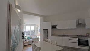 Appartement, 2 chambres, terrasse, vue partielle sur la mer | Cuisine privée | Cafetière-théière, réfrigérateur grande capacité avec congélateur