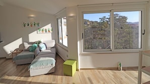 Appartement, 2 chambres, terrasse, vue partielle sur la mer | Aire de séjour | Téléviseur à écran plat de 32 po avec télévision numérique, téléviseur