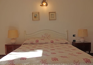 Appartement, 2 chambres, patio, vue mer | 2 chambres, Wi-Fi gratuit, draps fournis