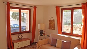 Apartment, 2 Schlafzimmer, Terrasse, Meerblick | Wohnbereich | 32-Zoll-Flachbildfernseher mit Digitalempfang, Fernseher