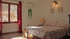 Apartment, 2 Schlafzimmer, Terrasse, Meerblick | 2 Schlafzimmer, kostenloses WLAN, Bettwäsche