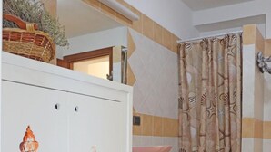 Apartment, 2 Schlafzimmer, Terrasse, Meerblick | Badezimmer | Dusche, Haartrockner, Bidet, Handtücher