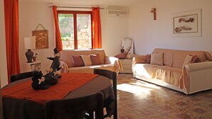 Apartment, 2 Schlafzimmer, Terrasse, Meerblick | Wohnbereich | 32-Zoll-Flachbildfernseher mit Digitalempfang, Fernseher