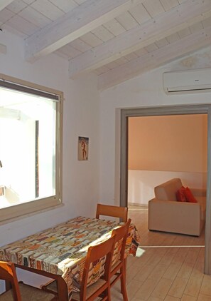 Apartment, 3 Schlafzimmer, Terrasse, eingeschränkter Meerblick | Essbereich im Zimmer