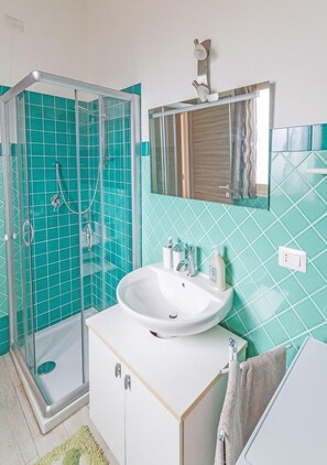 Apartment, 3 Schlafzimmer, Terrasse, eingeschränkter Meerblick | Badezimmer