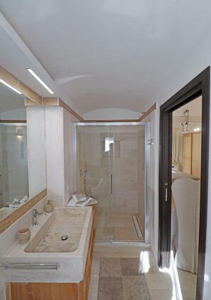 Villa, 2 Bedrooms, Patio, Sea Facing | Bathroom - Casa Katia (La Maddalena)