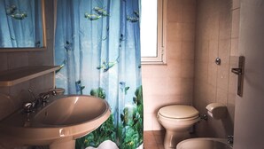 Apartment, 1 Bedroom, Patio | Bathroom | Shower, hair dryer, bidet, towels - Waldo (La Maddalena)
