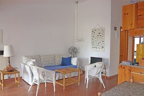 Apartment, 2 Bedrooms, Patio, Partial Sea View | Living area